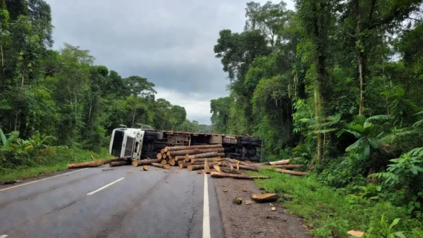 Caminhão com toras tombado interditando a BR-364 entre Porto Velho e Candeias do Jamari