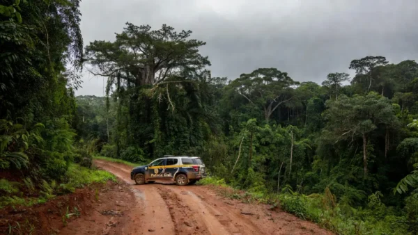 Viatura da Polícia Civil em estrada rural na Amazônia em Rondônia