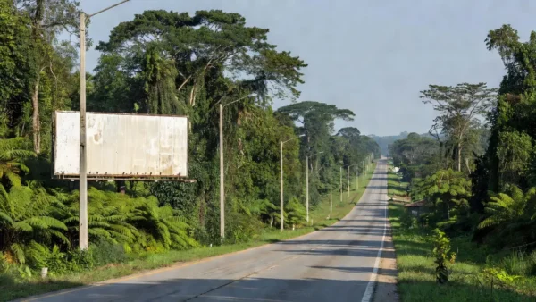 Outdoor instalado às margens da BR-364, em Ouro Preto do Oeste / Foto: Divulgação
