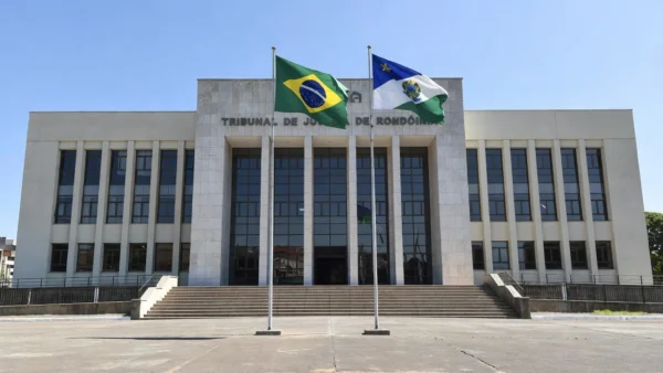 Fachada do Tribunal de Justiça de Rondônia representando decisão judicial sobre servidores