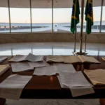 Mesa com documentos e bandeiras do Brasil no Congresso Nacional