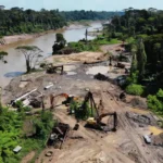 Garimpo ilegal na Amazônia com desmatamento e rio poluído