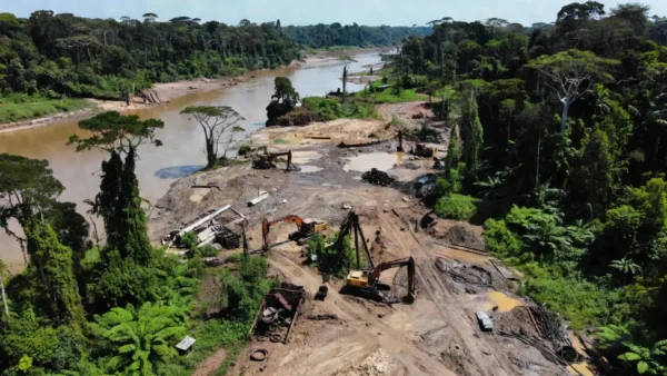 Garimpo ilegal na Amazônia com desmatamento e rio poluído