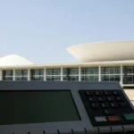 Urna eleitoral com Congresso Nacional ao fundo sobre pré-candidatura ao Senado