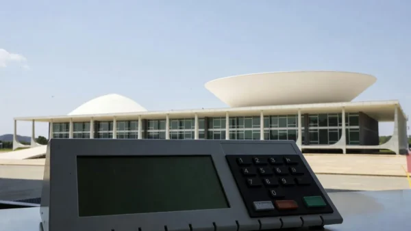 Urna eleitoral com Congresso Nacional ao fundo sobre pré-candidatura ao Senado