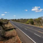 Rodovia federal estratégica brasileira com vegetação ao redor
