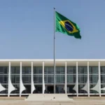 Fachada do Superior Tribunal Militar em Brasília com bandeira do Brasil