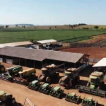 Feira ExpoAgro Rodeio com equipamentos agrícolas e plantações de soja no Cone Sul