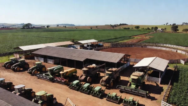 Feira ExpoAgro Rodeio com equipamentos agrícolas e plantações de soja no Cone Sul