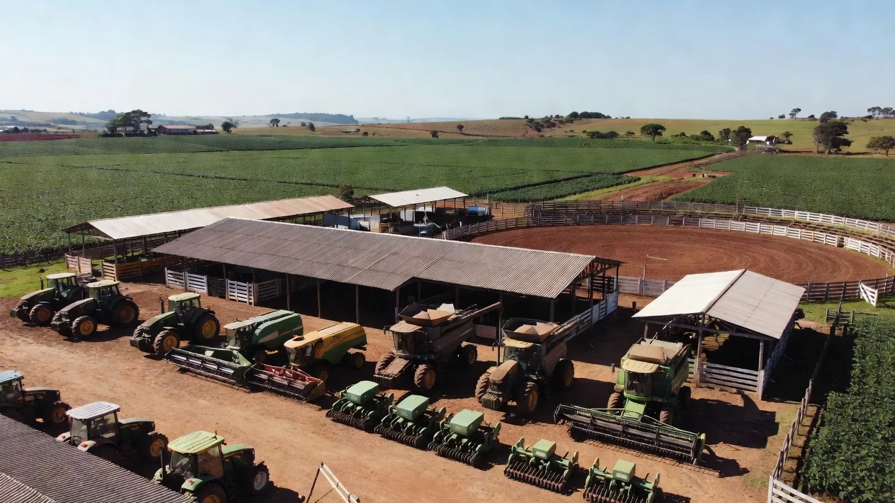 Feira ExpoAgro Rodeio com equipamentos agrícolas e plantações de soja no Cone Sul