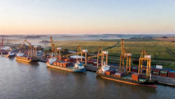 Porto no Norte do Brasil com navios de carga e plantações do Centro-Oeste representando comércio com a China