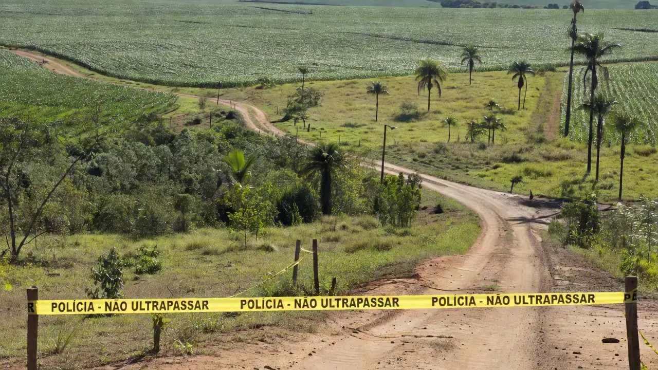 Área rural em Lucas do Rio Verde com fita de isolamento policial