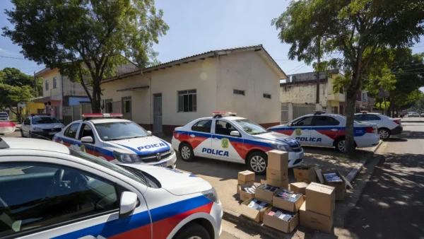 Viaturas da Polícia Civil em operação para recuperar celulares em Vilhena