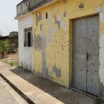 Fachada de produtora eleitoral em Porto Velho com marcas de atentado a tiros