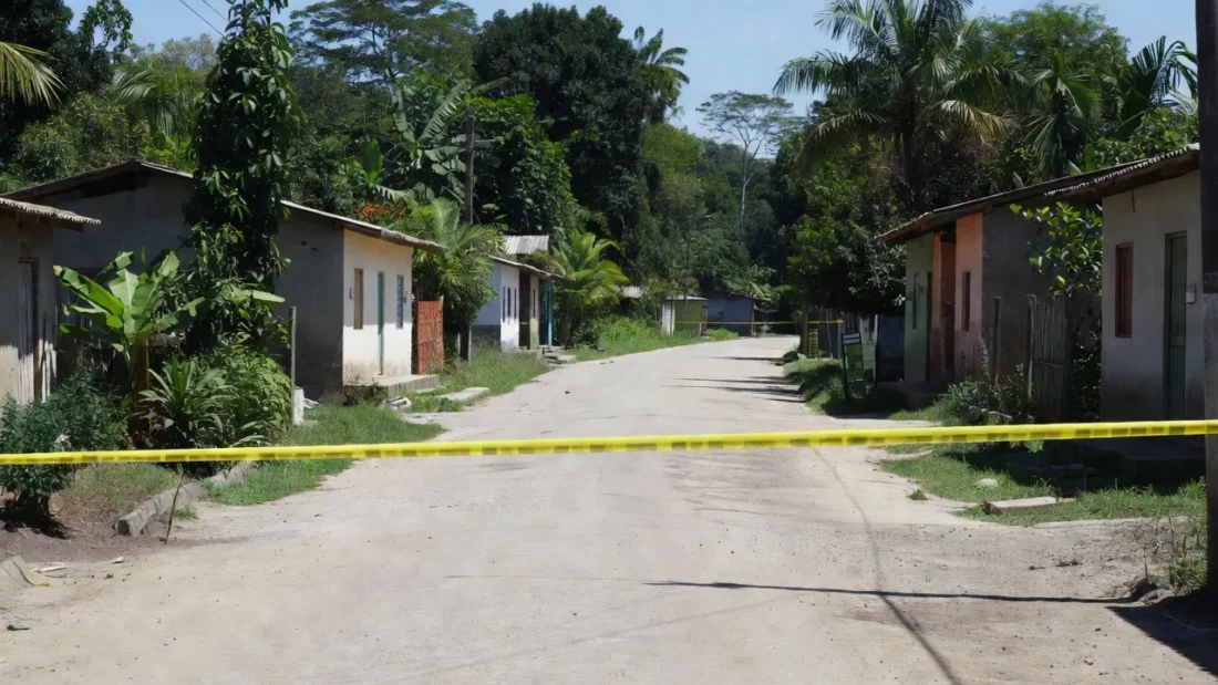 Rua em São Miguel do Guaporé com fita de isolamento policial após crime