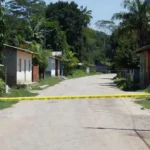 Rua em São Miguel do Guaporé com fita de isolamento policial após crime