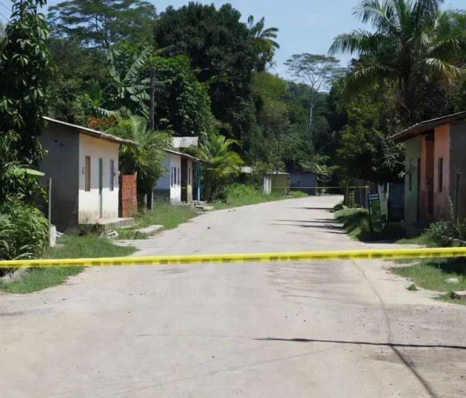 Rua em São Miguel do Guaporé com fita de isolamento policial após crime
