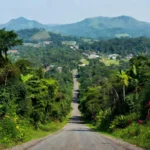 Estrada em Rondônia ligando municípios da região amazônica