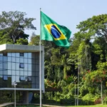 Prédio do Ministério Público Eleitoral em Rondônia com bandeira brasileira