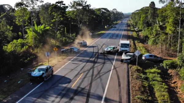 Acidentes de trânsito em Vilhena com veículos danificados na estrada
