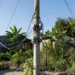 Ligação clandestina de energia em poste elétrico em Porto Velho