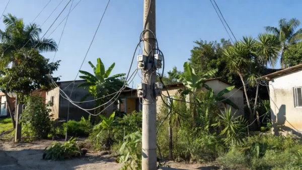 Ligação clandestina de energia em poste elétrico em Porto Velho