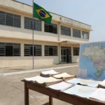 Prédio de prefeitura municipal brasileira com documentos sobre captação de recursos federais