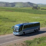 Ônibus interestadual em rodovia brasileira com desconto para idosos