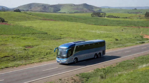 Ônibus interestadual em rodovia brasileira com desconto para idosos