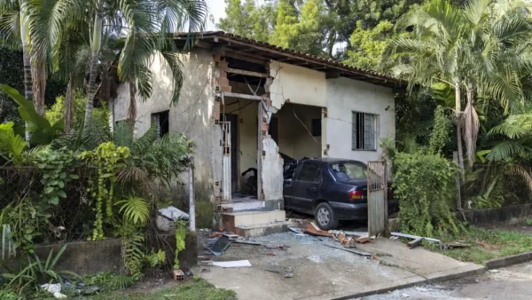 Casa danificada por carro em colisão em Porto Velho