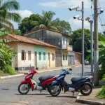 Câmeras de monitoramento nas proximidades registraram o momento em que um homem chega em uma bicicleta e aparentemente mexe na ignição da motoneta