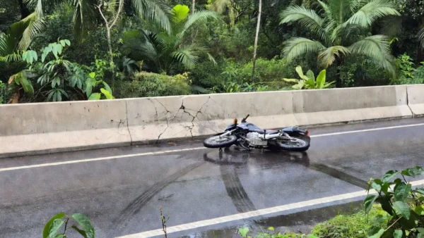 Barreira central danificada na BR-364 em Porto Velho após acidente de motocicleta