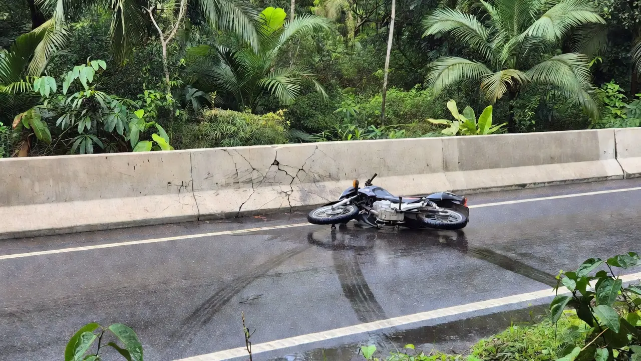 Barreira central danificada na BR-364 em Porto Velho após acidente de motocicleta