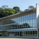 Fachada de tribunal eleitoral em Rondônia com vegetação amazônica ao fundo