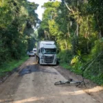 Acidente na BR-319 com carreta, bicicleta e veículos de emergência na estrada amazônica