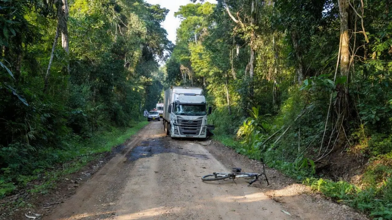 Acidente na BR-319 com carreta, bicicleta e veículos de emergência na estrada amazônica