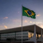 Fachada do STF em Brasília com bandeira brasileira, simbolizando liberdade de expressão