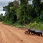 Estrada rural em Rondônia com moto acidentada após grave acidente de servidor de Corumbiara internado em Vilhena
