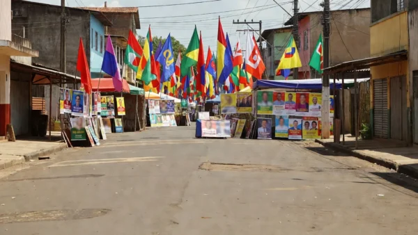 Rua em Vilhena com materiais de campanha política