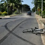 Bicicleta caída em estrada após atropelamento em Vilhena