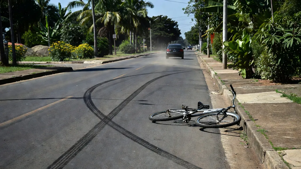 Bicicleta caída em estrada após atropelamento em Vilhena