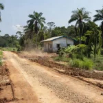 Estrada em construção e posto de saúde em Colorado do Oeste, Rondônia