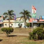 Praça em Vilhena com bandeiras de campanha eleitoral