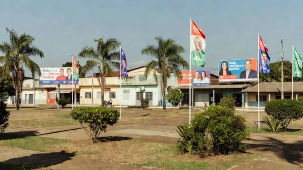 Praça em Vilhena com bandeiras de campanha eleitoral