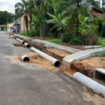 Obras de saneamento e drenagem em rua de Vilhena, Rondônia