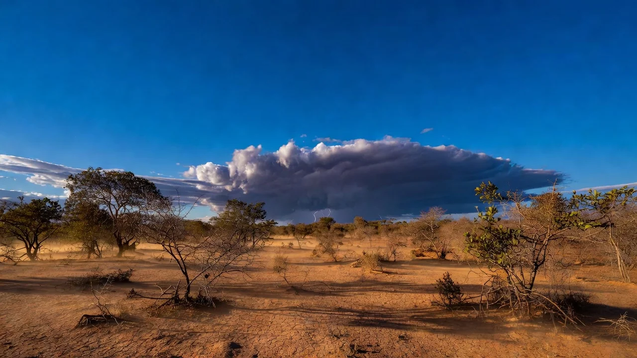 Paisagem de Vilhena com sol forte e nuvens de tempestade representando previsão de calor e chuvas.