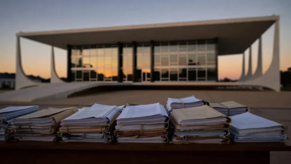 Edifício do STF em Brasília com documentos judiciais sobre apuração de vazamentos