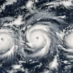 Imagem de satélite mostra a posição atual dos três furacões espalhados pelo Oceano Pacífico: Lowell, Karina e Marie. — Foto: Reprodução / National Hurricane Center