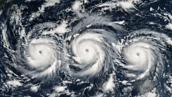 Imagem de satélite mostra a posição atual dos três furacões espalhados pelo Oceano Pacífico: Lowell, Karina e Marie. — Foto: Reprodução / National Hurricane Center