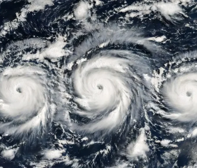 Imagem de satélite mostra a posição atual dos três furacões espalhados pelo Oceano Pacífico: Lowell, Karina e Marie. — Foto: Reprodução / National Hurricane Center